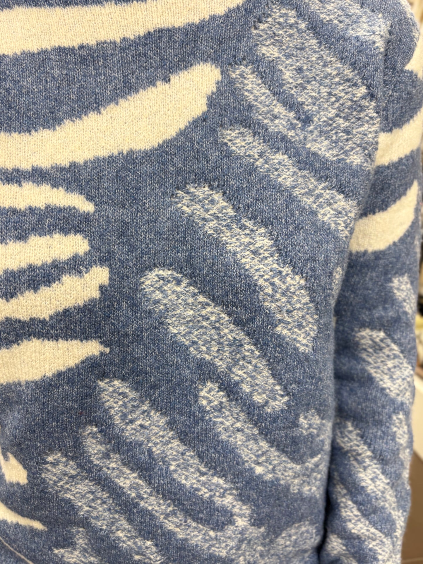 Jersey azul con estampado beige