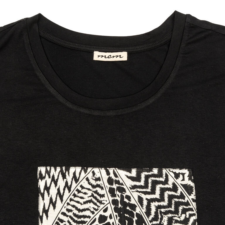 🖤 Camiseta Negra con Estampado Étnico