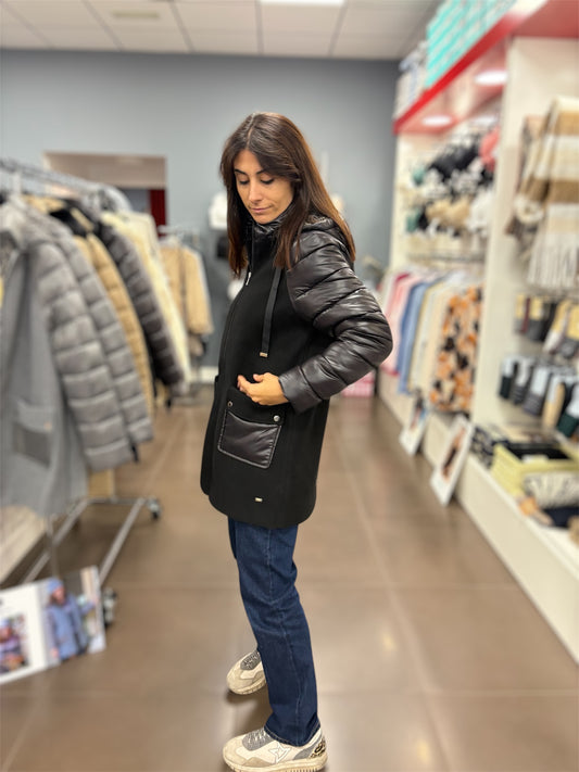 Chaqueta combinada negra con capucha