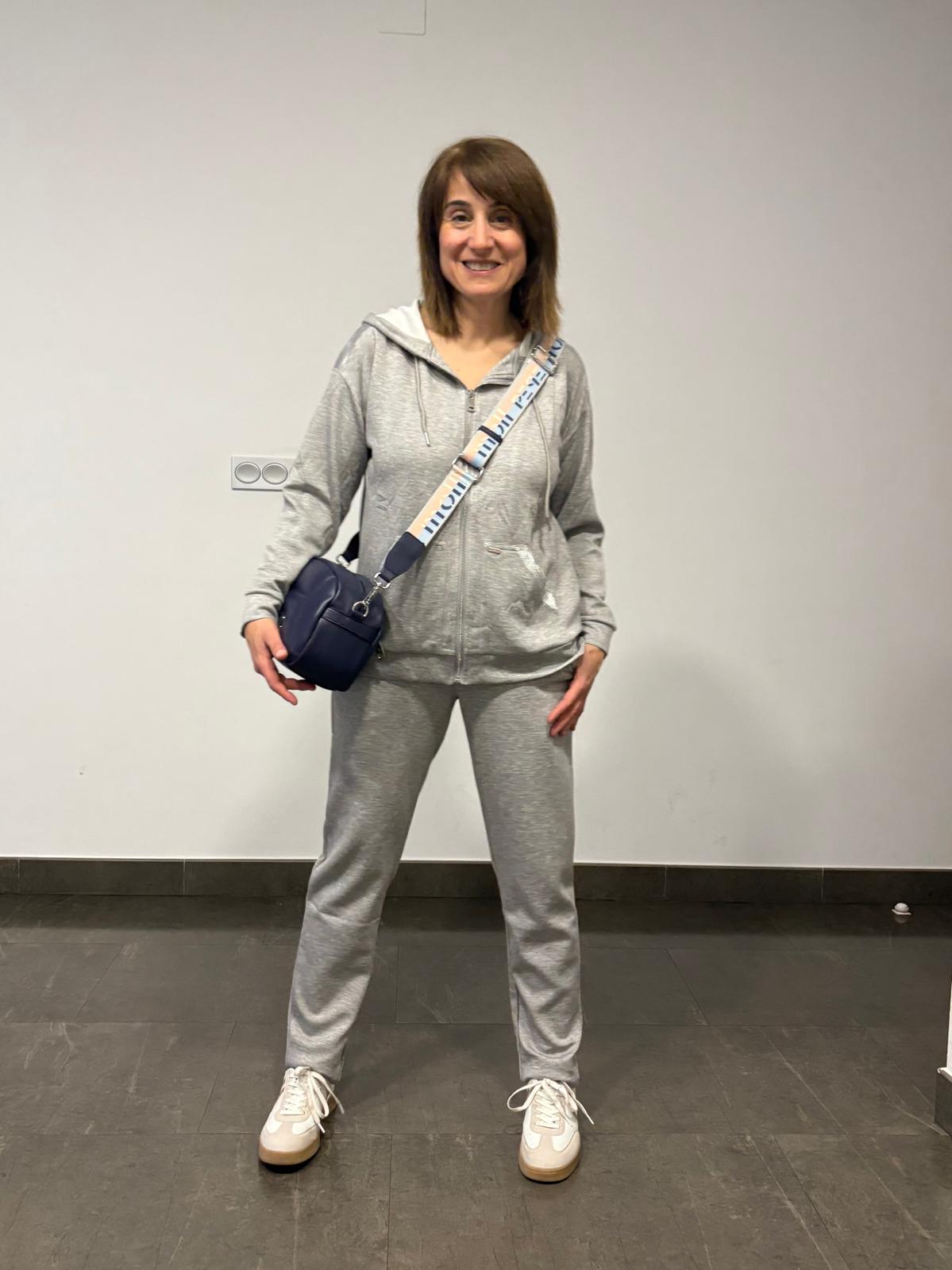 🩶 Chaqueta Gris con Capucha y Lentejuelas