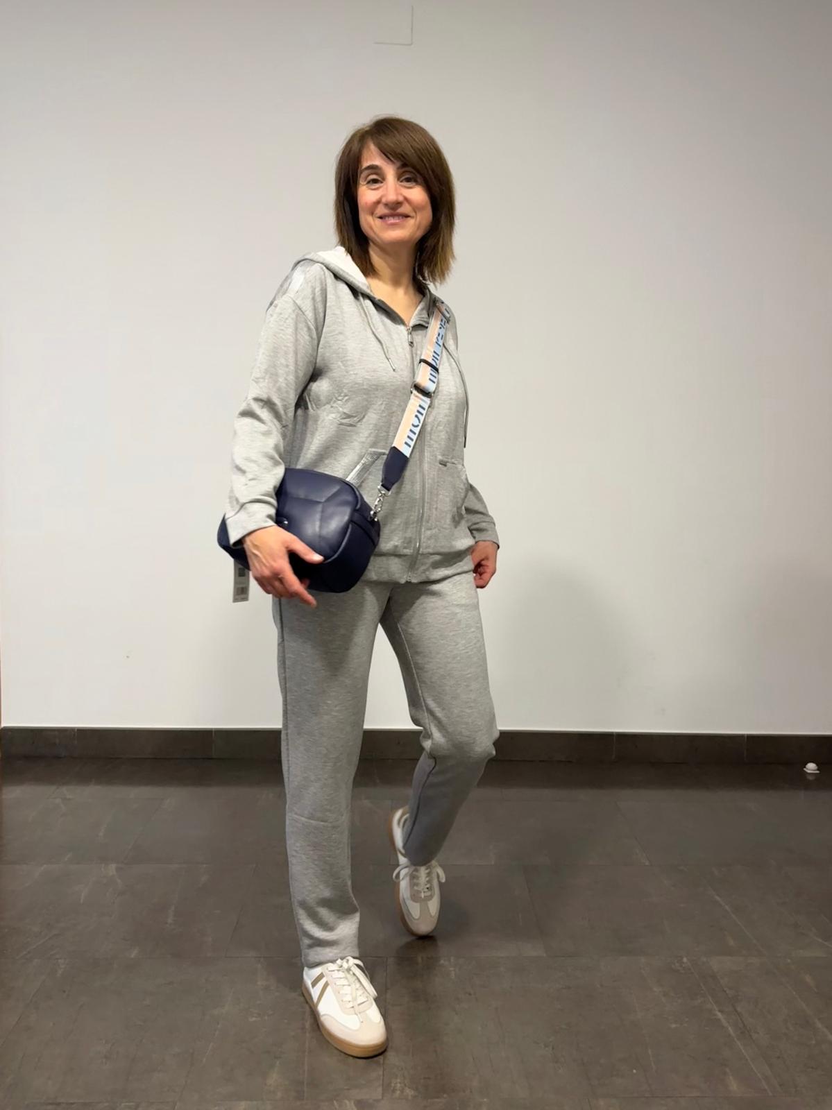 🩶 Chaqueta Gris con Capucha y Lentejuelas