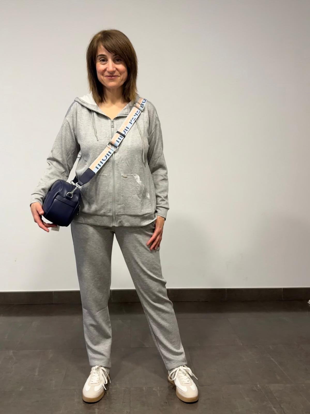 🩶 Chaqueta Gris con Capucha y Lentejuelas