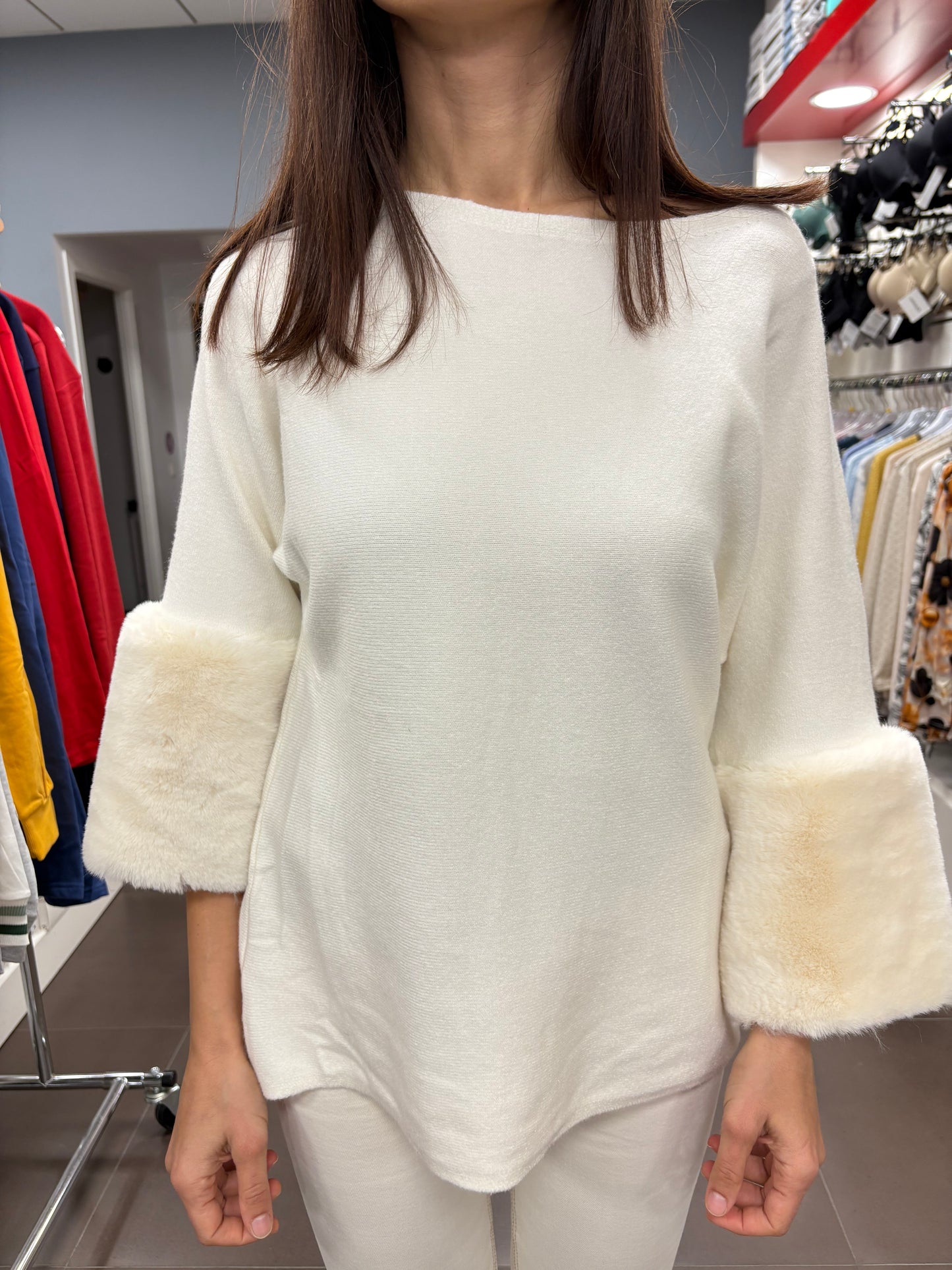 Jersey blanco con mangas de pelo