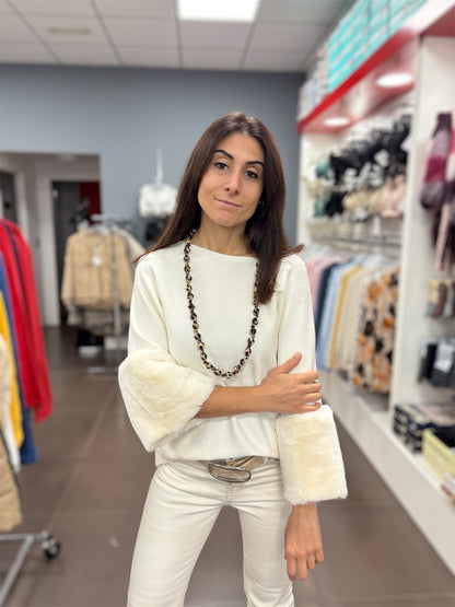 Jersey blanco con mangas de pelo