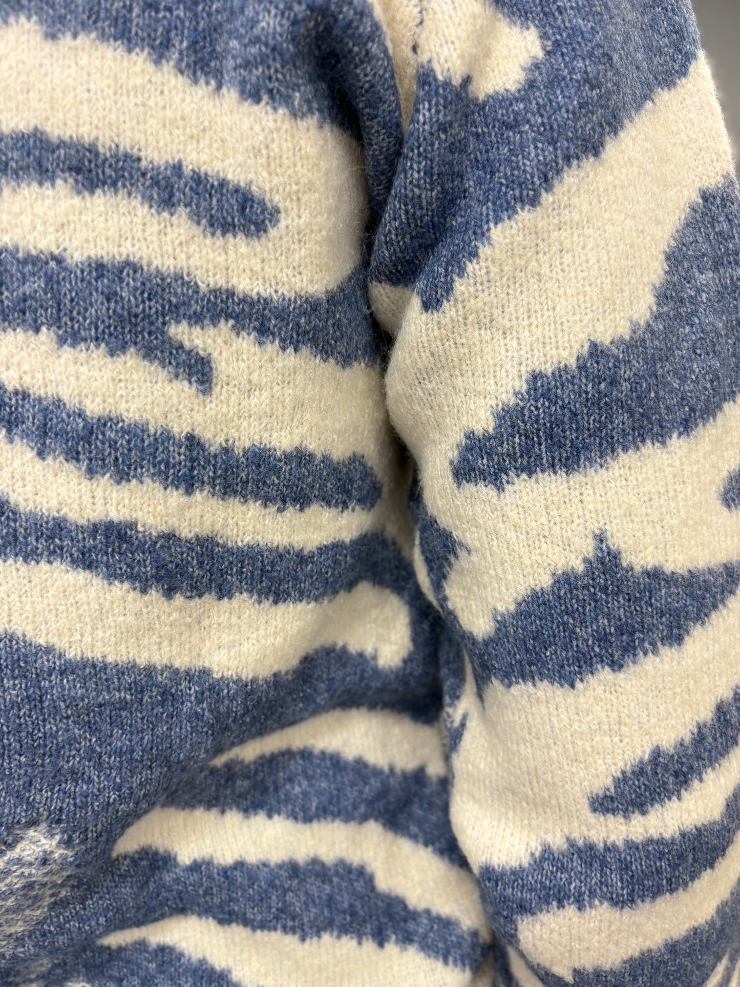 Jersey azul con estampado beige