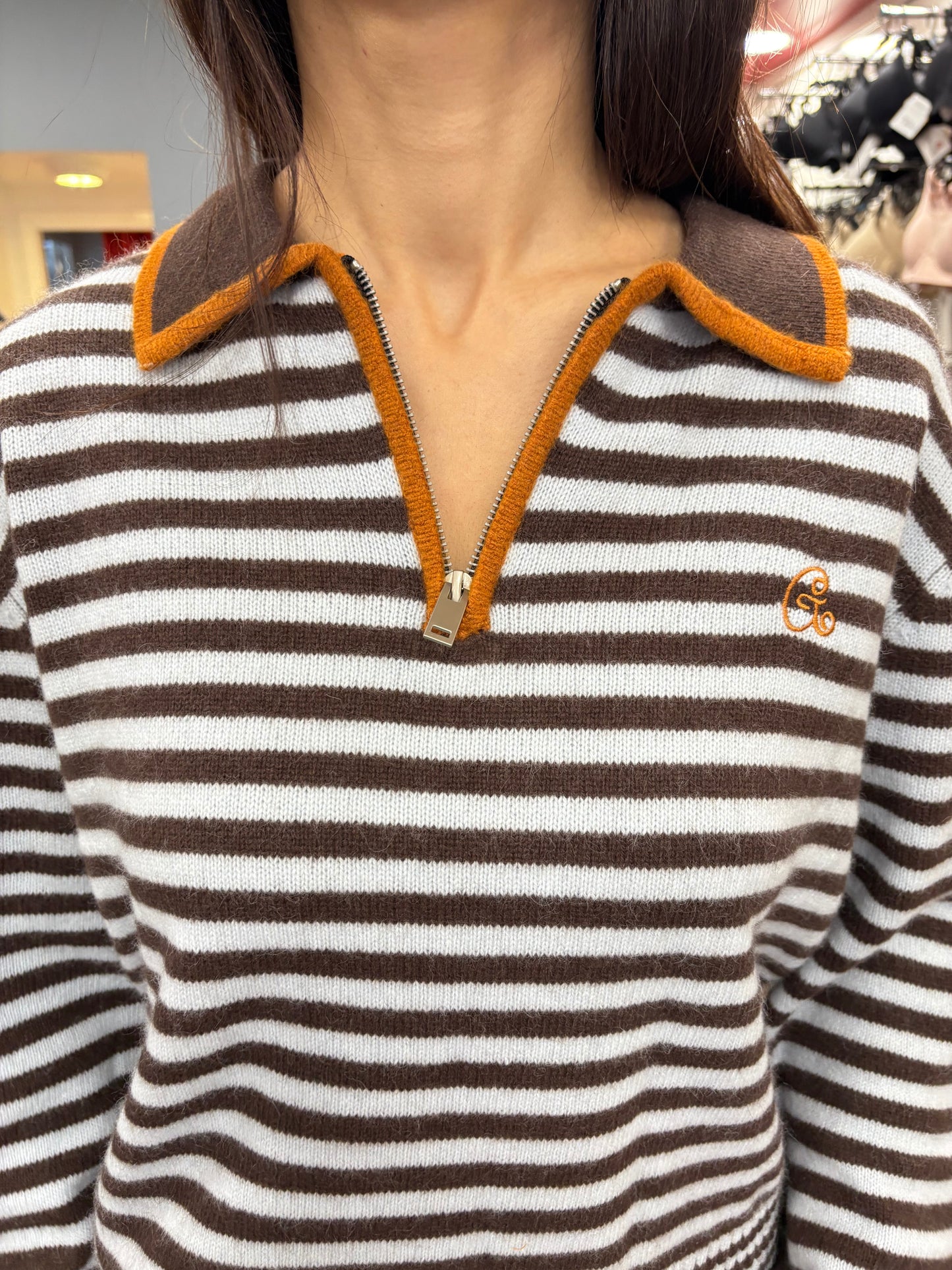 Jersey de rayas marrón y blanco con cremallera