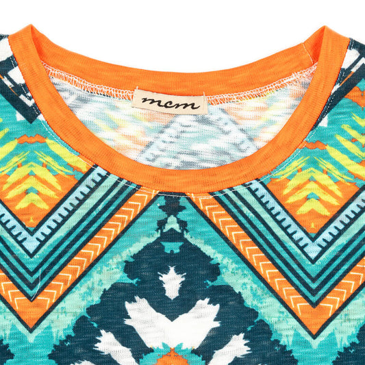 🧡 Camiseta con Estampado en Verdes y Naranjas – Manga Murciélago