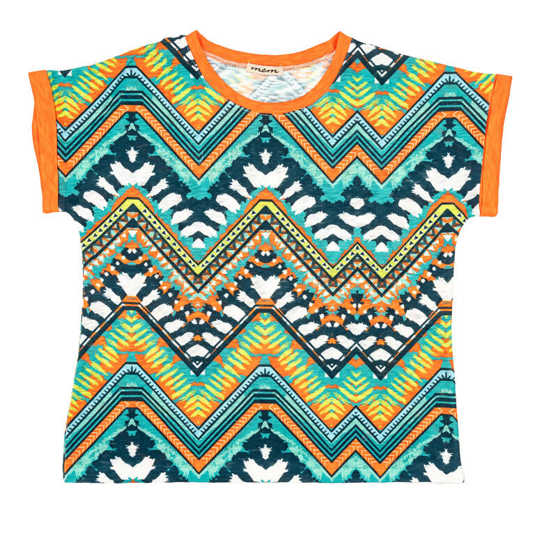 🧡 Camiseta con Estampado en Verdes y Naranjas – Manga Murciélago