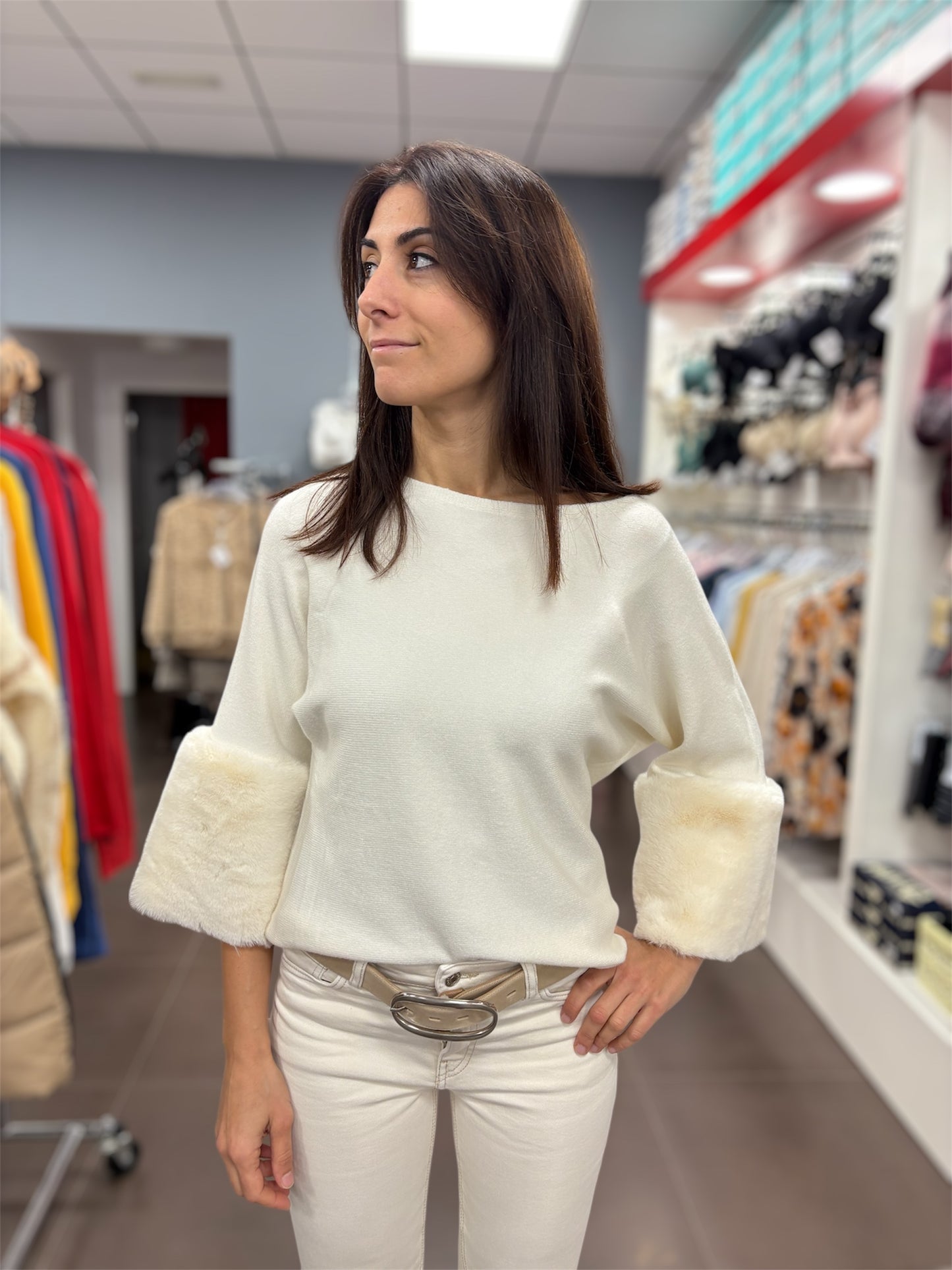 Jersey blanco con mangas de pelo