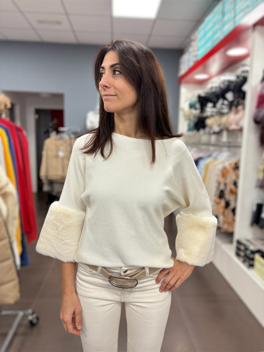 Jersey blanco con mangas de pelo