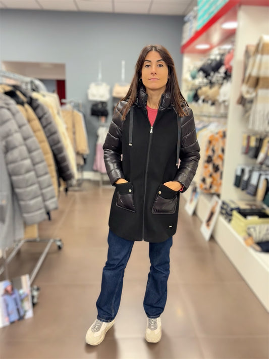 Chaqueta combinada negra con capucha