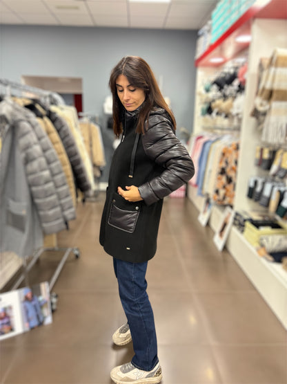 Chaqueta combinada negra con capucha