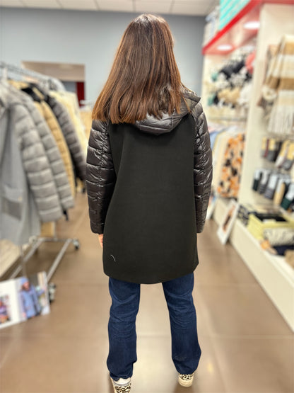 Chaqueta combinada negra con capucha