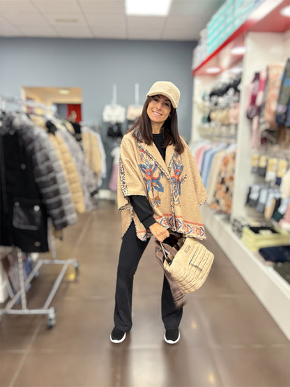 Capa beige con bordado boho