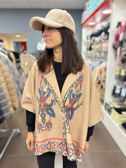 Capa beige con bordado boho