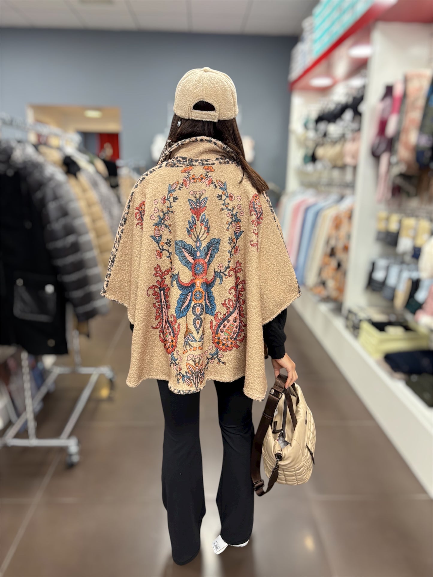 Capa beige con bordado boho