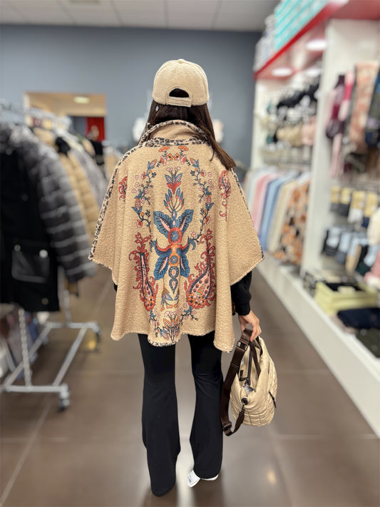 Capa beige con bordado boho