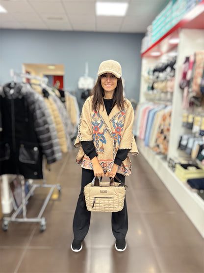 Capa beige con bordado boho