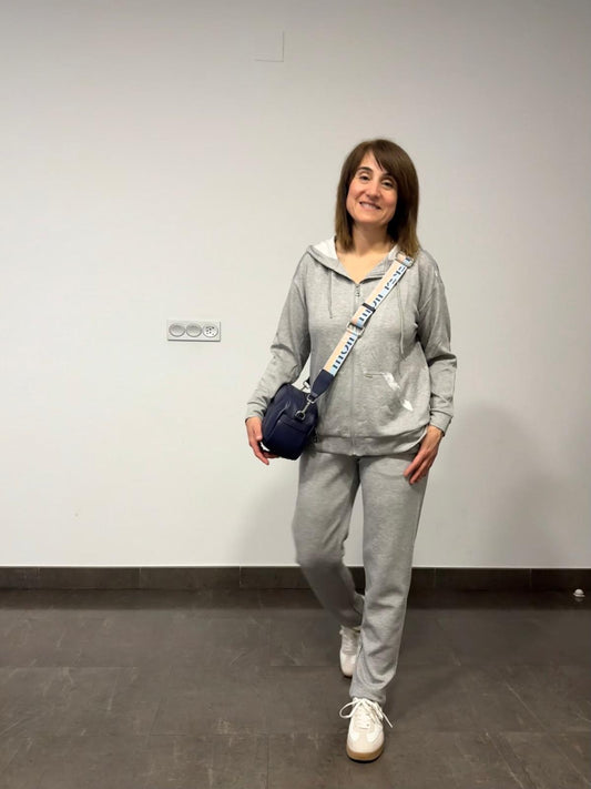 🩶 Chaqueta Gris con Capucha y Lentejuelas